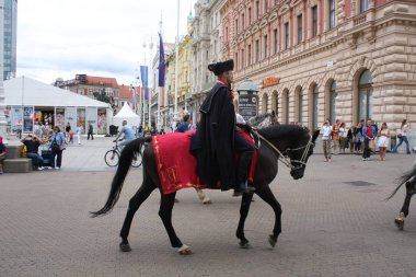  Zagrep şehir Gaziler vesilesiyle şenlikli binicilik geçit töreni.