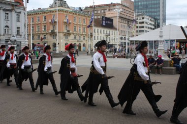  Zagrep şehir Gaziler vesilesiyle şenlikli binicilik geçit töreni.
