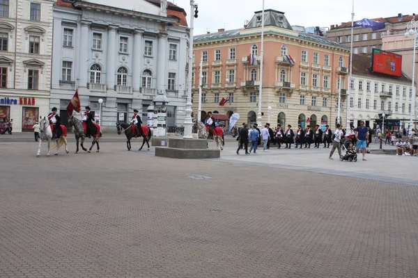 Ünnepi lovas felvonulás alkalmával veteránok, a főváros, Zágráb. — Stock Fotó
