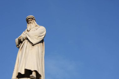 Via della Scala, Milan, İtalya Leonardo Davinci heykeli
