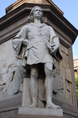 Via della Scala, Milan, İtalya Leonardo Davinci heykeli