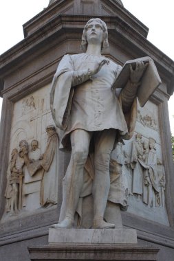 Via della Scala, Milan, İtalya Leonardo Davinci heykeli