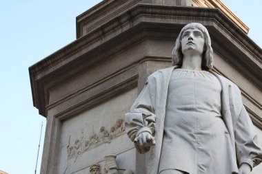 Via della Scala, Milan, İtalya Leonardo Davinci heykeli