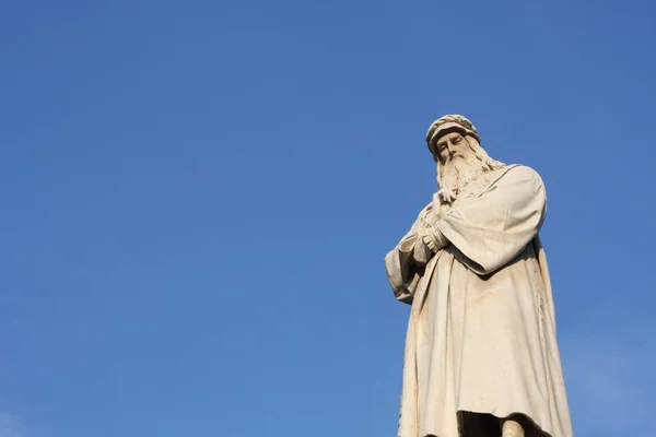 Statue de Leonardo Davinci sur la Piazza della Scala, Milan, Italie — Photo