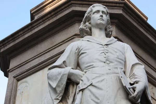 Posąg Leonardo Davinci w Piazza della Scala, Mediolan, Włochy — Zdjęcie stockowe