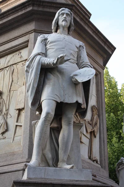 Estátua de Leonardo Davinci em Piazza della Scala, Milão, Itália — Fotografia de Stock