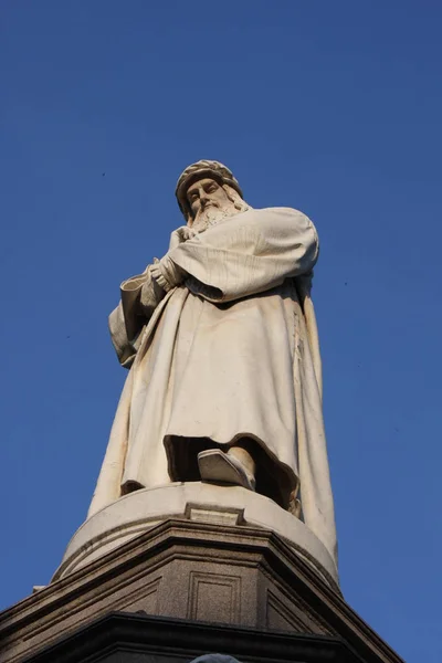 Statue de Leonardo Davinci sur la Piazza della Scala, Milan, Italie — Photo