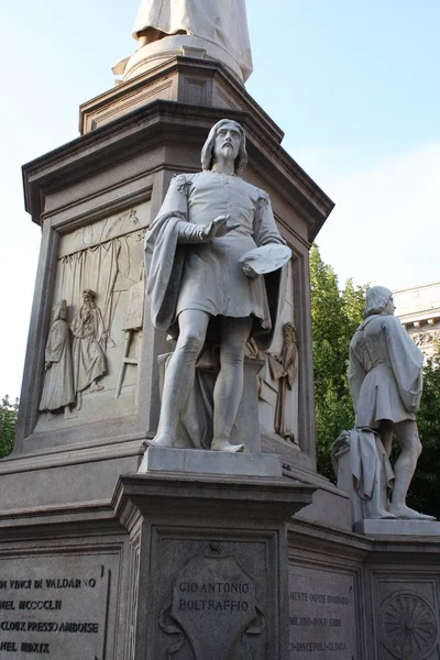 Leonardo Davinci a Piazza della Scala, Milánó, Olaszország-szobor — Stock Fotó