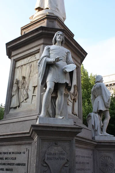 Estatua de Leonardo Davinci en Piazza della Scala, Milán, Italia —  Fotos de Stock