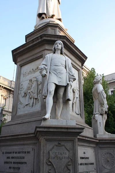 Leonardo Davinci a Piazza della Scala, Milánó, Olaszország-szobor — Stock Fotó