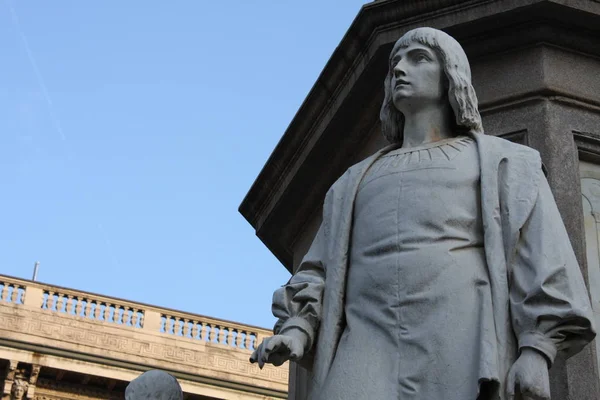 Statue de Leonardo Davinci sur la Piazza della Scala, Milan, Italie — Photo