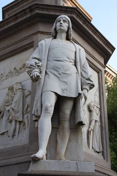 Estatua de Leonardo Davinci en Piazza della Scala, Milán, Italia —  Fotos de Stock