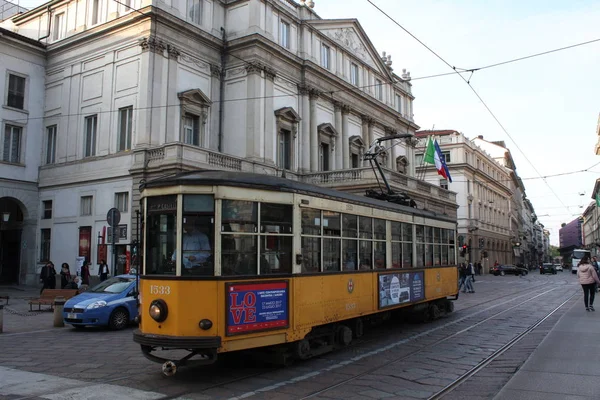 Milano, Italië: 2 mei. 2017 - de straat van Milano in de buurt van centrum van de stad, Gewest Lombardia, Italië. — Stockfoto