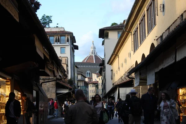 Florencie, Itálie: 3. května. 2017 - Florence, historický a slavný Ponte Vecchio ve Florencii, Itálie — Stock fotografie