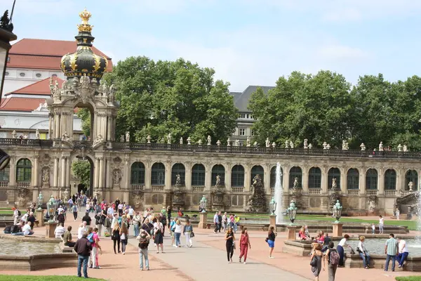 Dresden, Niemcy: Sie 25. 2016 - słynny Zwinger palace (Der pałac Zwinger) Art Gallery w Dreźnie, Saxrony, Niemcy — Zdjęcie stockowe