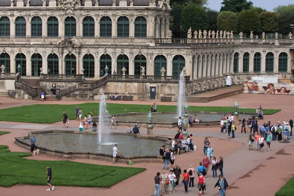 Dresden, deutschland: 25. aug. 2016 - berühmter zwinger palast (der dresdner zwinger) kunstgalerie aus dresden, sachsen, deutschland — Stockfoto