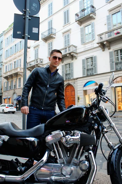Vue d'un homme sur la moto avec une veste en cuir . — Photo