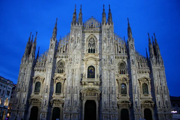 Nigjht scen av Milano katedralen i Italien — Stockfoto