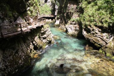 Kışın, Slovenya Blejski Vintgar gorge akan nehir Radovna