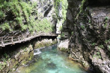 Kışın, Slovenya Blejski Vintgar gorge akan nehir Radovna