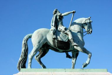Frederik V co Amalienborg meydanında atlı heykeli
