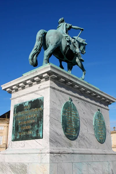 Socha Frederik v. na koni Amalienborg náměstí v Co — Stock fotografie