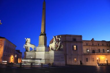 Piazza del Quirinale Quirinal Sarayı ve Dioscuri Roma, Lazio, İtalya'nın Çeşmesi ile.