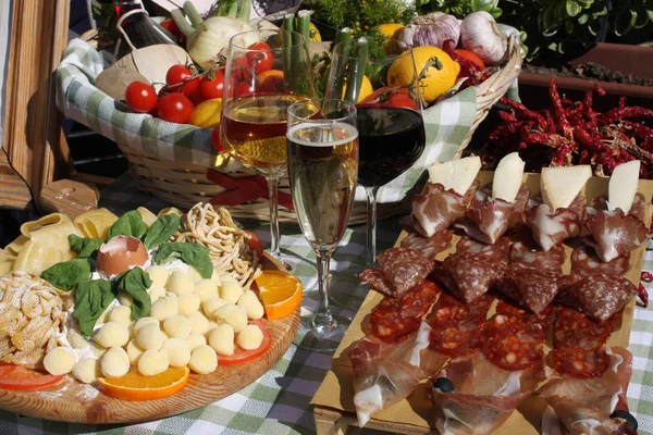 Natureza morta com vários tipos de comida italiana e vinho — Fotografia de Stock