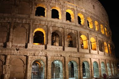 Geceleri aydınlatılan İtalya colosseum
