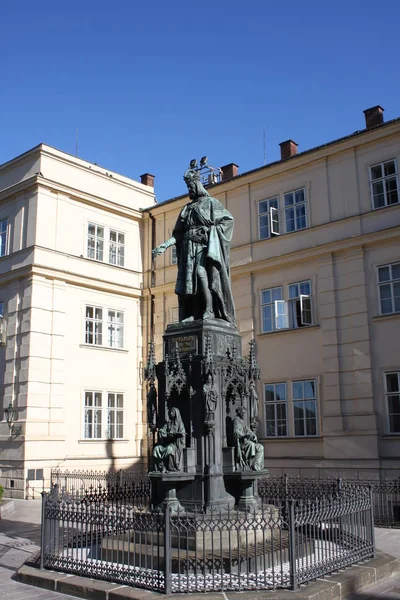 Statue des Königs Karl IV. (Karolo Quarto) in der Nähe der Karlsbrücke in Prag — Stockfoto