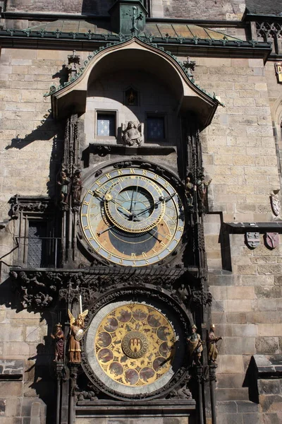Famoso relógio astronômico de Praga, o velho relógio atômico na capital checa . — Fotografia de Stock