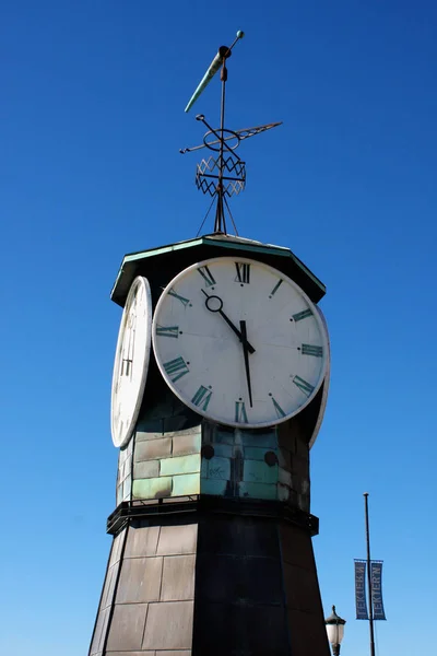 Часовая башня в Aker Bryan в Осло, Норвегия — стоковое фото