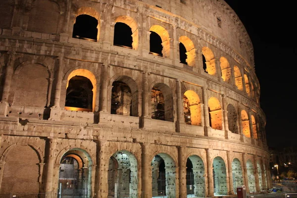 Geceleri aydınlatılan İtalya colosseum — Stok fotoğraf