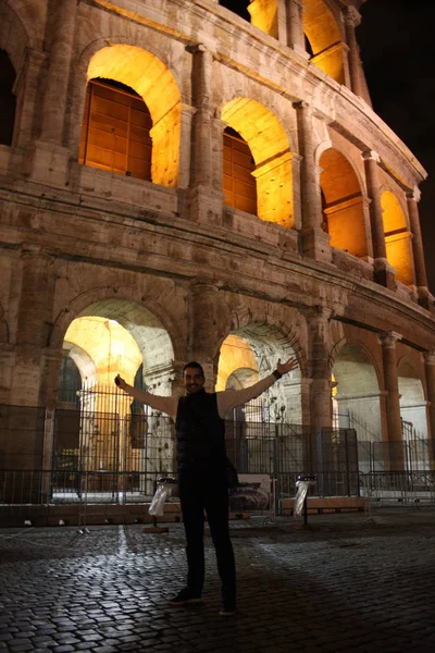 Italien upplyst colosseum på natten — Stockfoto