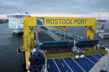 Rostock, Almanya: 1 Şubat. 2017 - Rostock liman ve Almanya arasındaki Danmark Körfezi arasında feribot yelken