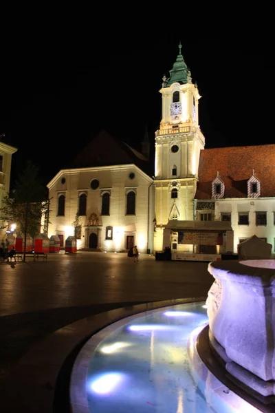 Luzes noturnas do centro da cidade de Bratislava na Eslováquia . — Fotografia de Stock