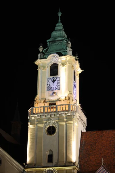 Luzes noturnas do centro da cidade de Bratislava na Eslováquia . — Fotografia de Stock