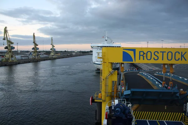 Rostock, Almanya: 1 Şubat. 2017 - Rostock liman ve Almanya arasındaki Danmark Körfezi arasında feribot yelken