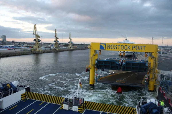 Rostock, Alemanha: 1 fev. 2017 - Porto Rostock e Ferryboat navegam através da baía entre a Alemanha e Danmark — Fotografia de Stock
