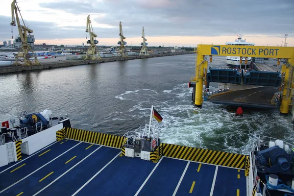Rostock, Alemanha: 1 fev. 2017 - Porto Rostock e Ferryboat navegam através da baía entre a Alemanha e Danmark — Fotografia de Stock