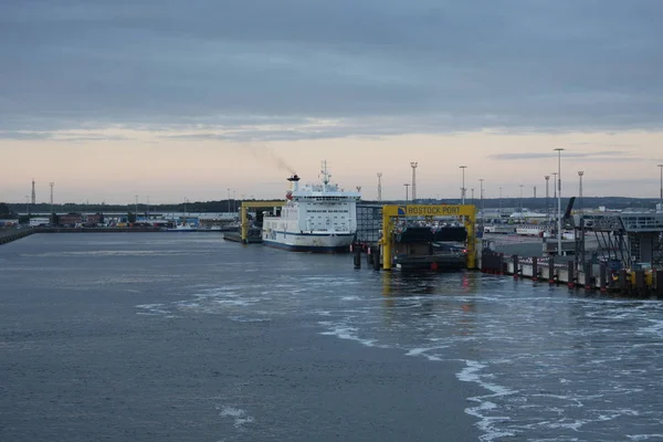 Rostock, Německo: únor 1. 2017 - Rostock přístavu a trajektu přeplout záliv mezi Německem a Danmark — Stock fotografie