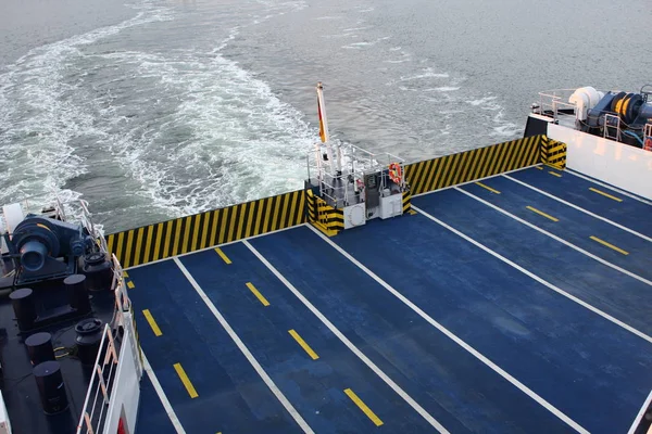 Convés de carro vazio no navio de ferry . — Fotografia de Stock