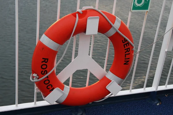 Orangener Lebensretter auf dem Deck eines Kreuzfahrtschiffes — Stockfoto