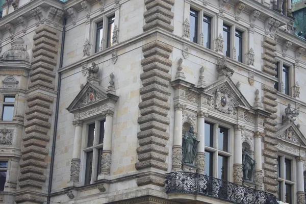 Vista de los detalles del famoso ayuntamiento de Hamburgo, Alemania . —  Fotos de Stock