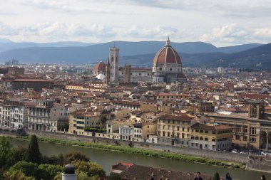 Panoramik şehir nehir, Toskana, İtalya ile Floransa İtalya üzerinde.