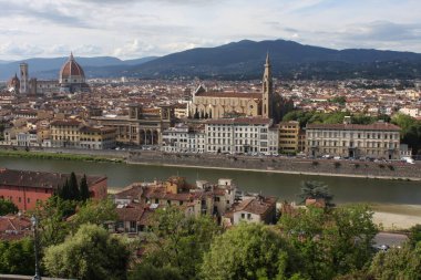 Panoramik şehir nehir, Toskana, İtalya ile Floransa İtalya üzerinde.