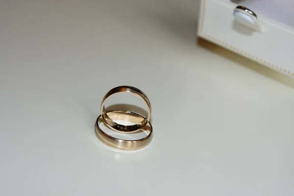 상자와 황금 결혼 반지 — 스톡 사진