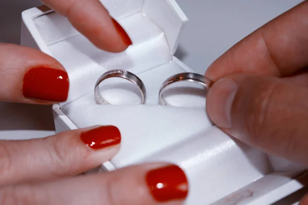 Hombre y mujer tomando anillos de boda —  Fotos de Stock