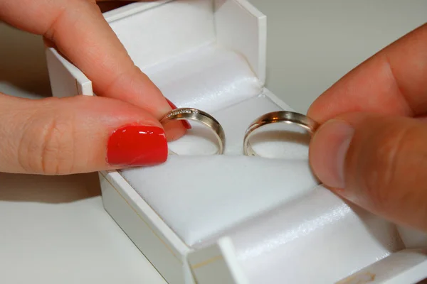 남자와 여자 결혼 반지로의 그림 — 스톡 사진