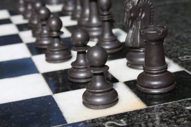  bir satranç tahtası ve satranç parçaları resmi